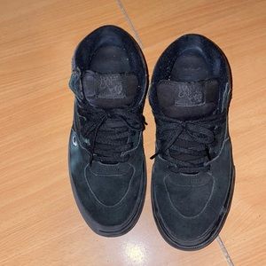 VANS SKATE HALF CABS BLACK/BLACK (SIZE 9.5)